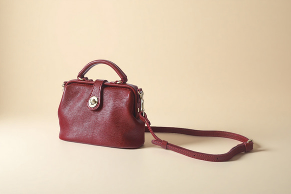 【柔らかいヌメ革】フラットタイプのがま口バッグ 手作りのレザーショルダーバッグ　2WAY 中型鞄 12枚目の画像