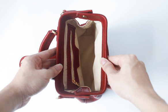 【柔らかいヌメ革】フラットタイプのがま口バッグ 手作りのレザーショルダーバッグ　2WAY 中型鞄 15枚目の画像