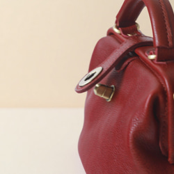 【柔らかいヌメ革】フラットタイプのがま口バッグ 手作りのレザーショルダーバッグ　2WAY 中型鞄 10枚目の画像