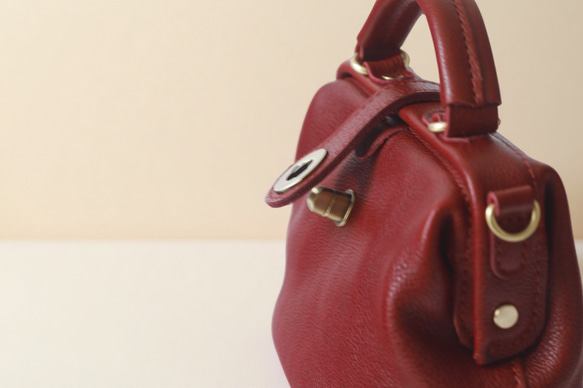 【柔らかいヌメ革】フラットタイプのがま口バッグ 手作りのレザーショルダーバッグ　2WAY 中型鞄 10枚目の画像