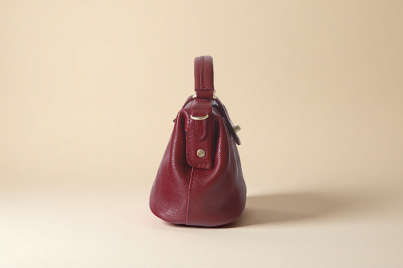 【柔らかいヌメ革】フラットタイプのがま口バッグ 手作りのレザーショルダーバッグ　2WAY 中型鞄 3枚目の画像