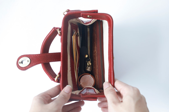 【柔らかいヌメ革】フラットタイプのがま口バッグ 手作りのレザーショルダーバッグ　2WAY 中型鞄 16枚目の画像