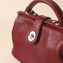 【柔らかいヌメ革】フラットタイプのがま口バッグ 手作りのレザーショルダーバッグ　2WAY 中型鞄 6枚目の画像