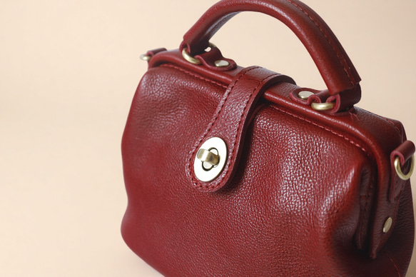 【柔らかいヌメ革】フラットタイプのがま口バッグ 手作りのレザーショルダーバッグ　2WAY 中型鞄 6枚目の画像