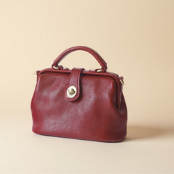 【柔らかいヌメ革】フラットタイプのがま口バッグ 手作りのレザーショルダーバッグ　2WAY 中型鞄 2枚目の画像