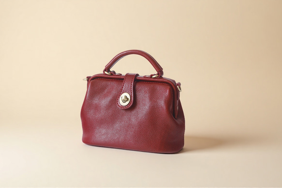 【柔らかいヌメ革】フラットタイプのがま口バッグ 手作りのレザーショルダーバッグ　2WAY 中型鞄 2枚目の画像