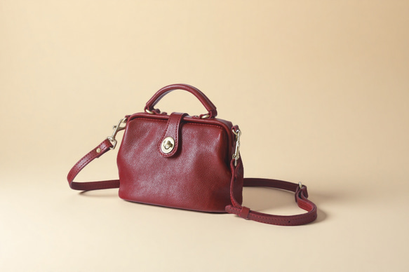 【柔らかいヌメ革】フラットタイプのがま口バッグ 手作りのレザーショルダーバッグ　2WAY 中型鞄 13枚目の画像