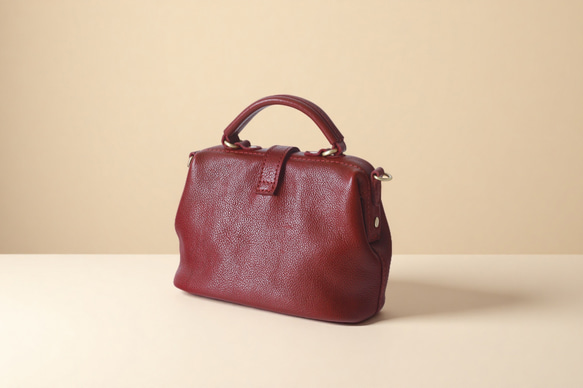 【柔らかいヌメ革】フラットタイプのがま口バッグ 手作りのレザーショルダーバッグ　2WAY 中型鞄 11枚目の画像