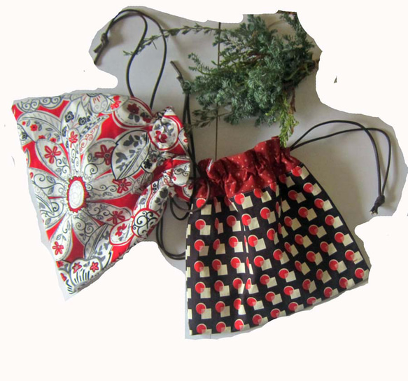 米国生地　チェリードットの大人可愛い巾着ポーチ　コスメ入れ　 7枚目の画像