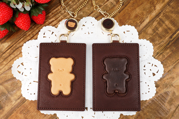 くまちゃんブラウニーパスケース（本革製）／お菓子な革小物 1枚目の画像