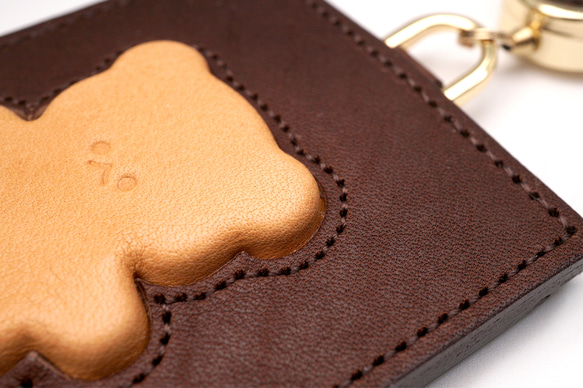 くまちゃんブラウニーパスケース（本革製）／お菓子な革小物 5枚目の画像