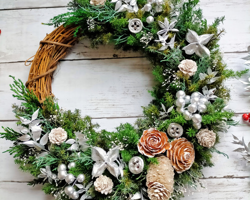 シックな大人のリース＊森の香り・ヒムロスギとシルバ ーリーフの