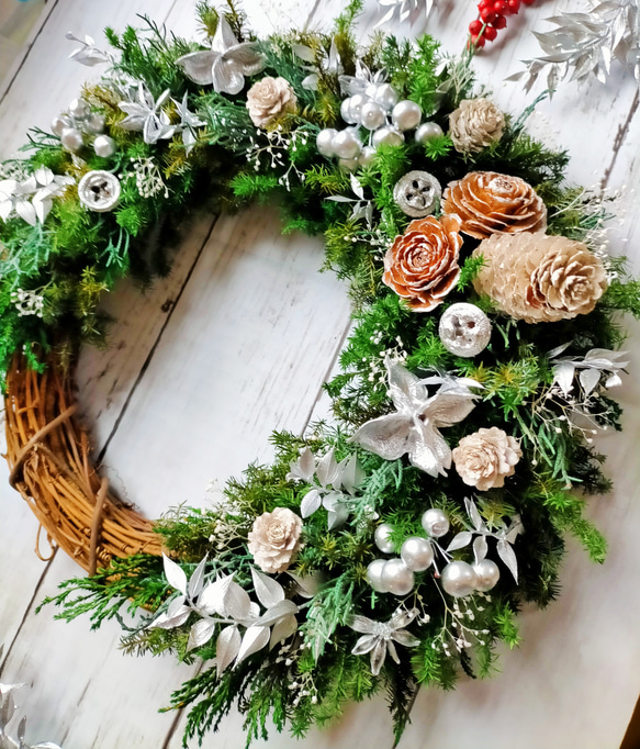 【期間限定価格】『特集掲載作品』シックな大人色リース＊森の香り・ヒムロスギとシルバーリーフのリース＊ずっと飾れるリース 2枚目の画像