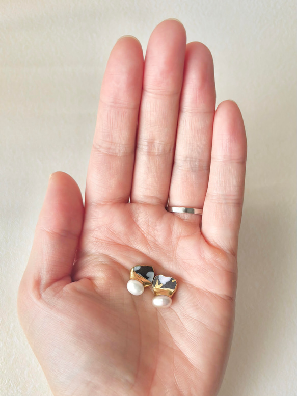 【金具が選べる】京焼　金継ぎ　ピアス　イヤリング　手書き　絵付け　花柄　黒色　淡水パール　天然石　伝統工芸　＃337 6枚目の画像