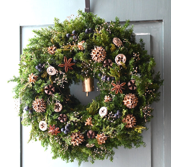 来年も飾れる天然素材クリスマスリース＊プリザーブド針葉樹 1枚目の画像