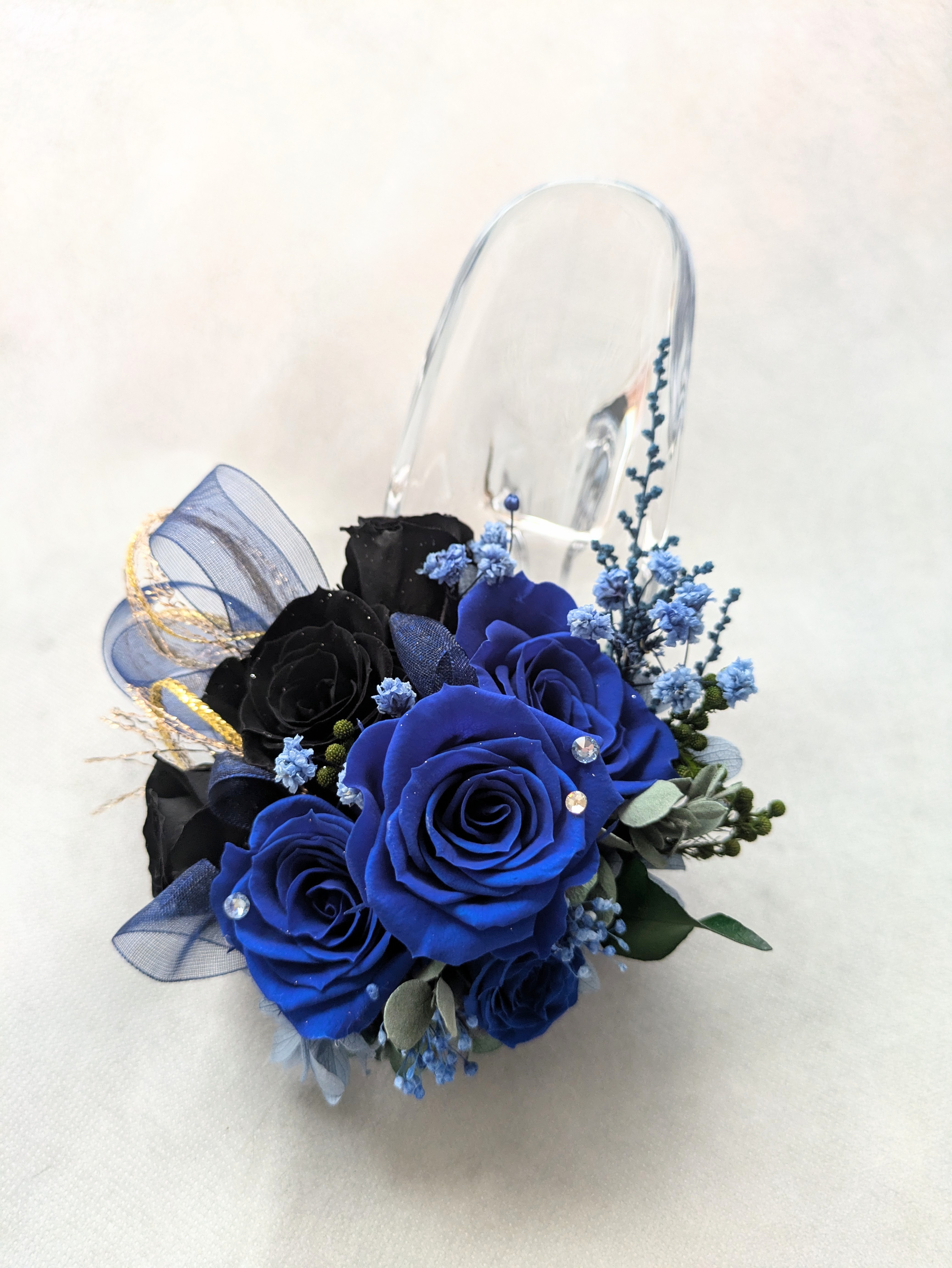 プリザーブドフラワーガラスの靴アレンジ／青い薔薇と黒薔薇の魔法にかかる靴