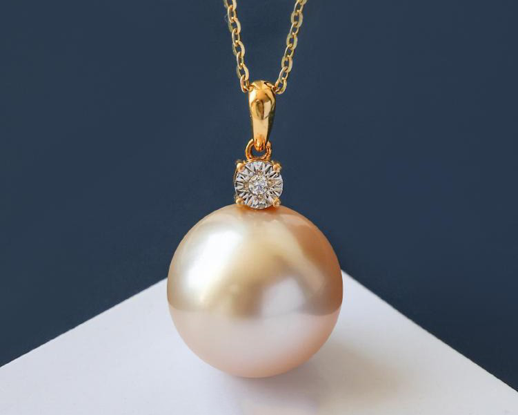 ルミナ12～13mm天然南洋ホワイトソルトウォーターパールペンダントを18Kゴールドネックレスにセット。クラシックで汎用性の高い