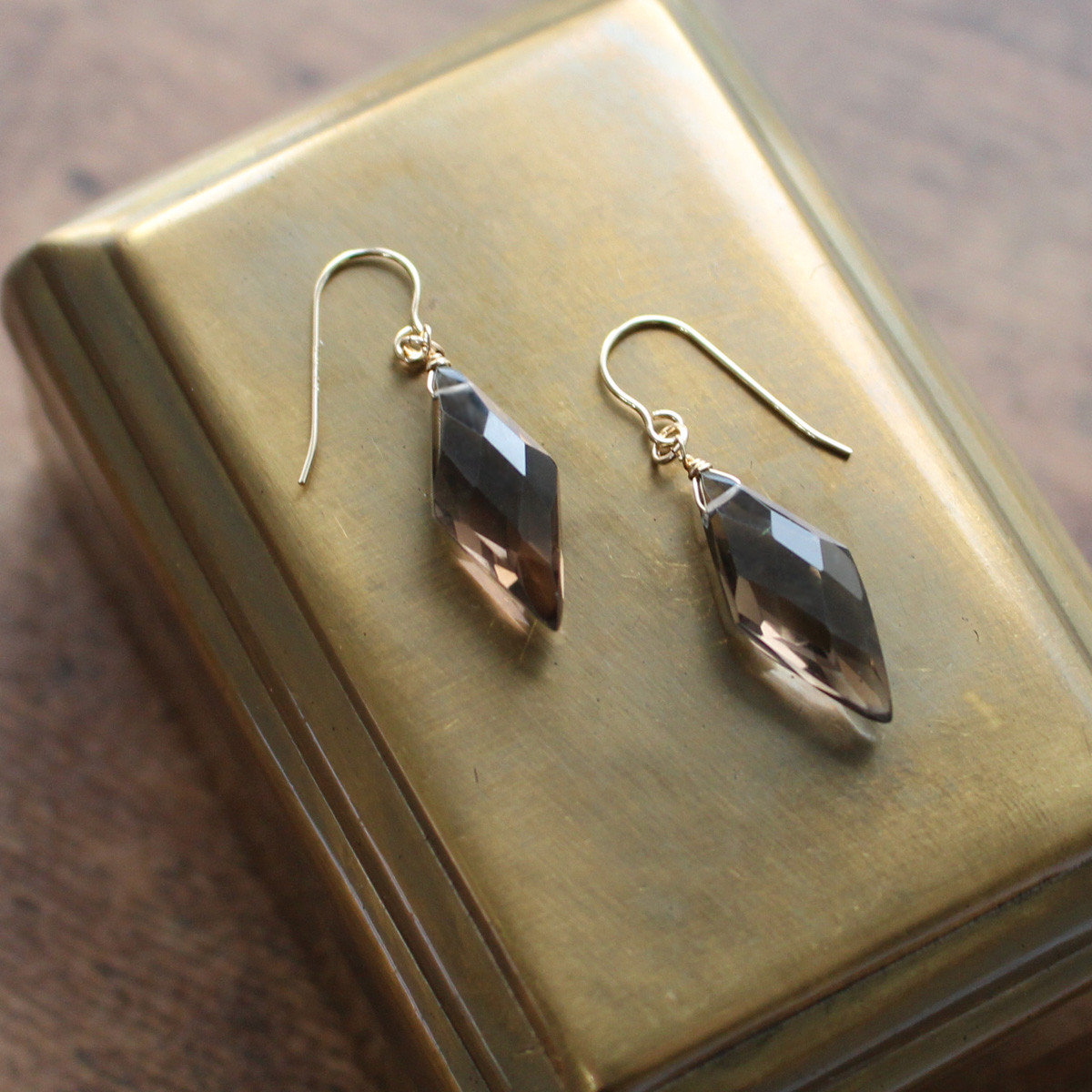 スモーキークォーツ＜ダイヤカット＞のピアス（K14GF）※イヤリングに変更可