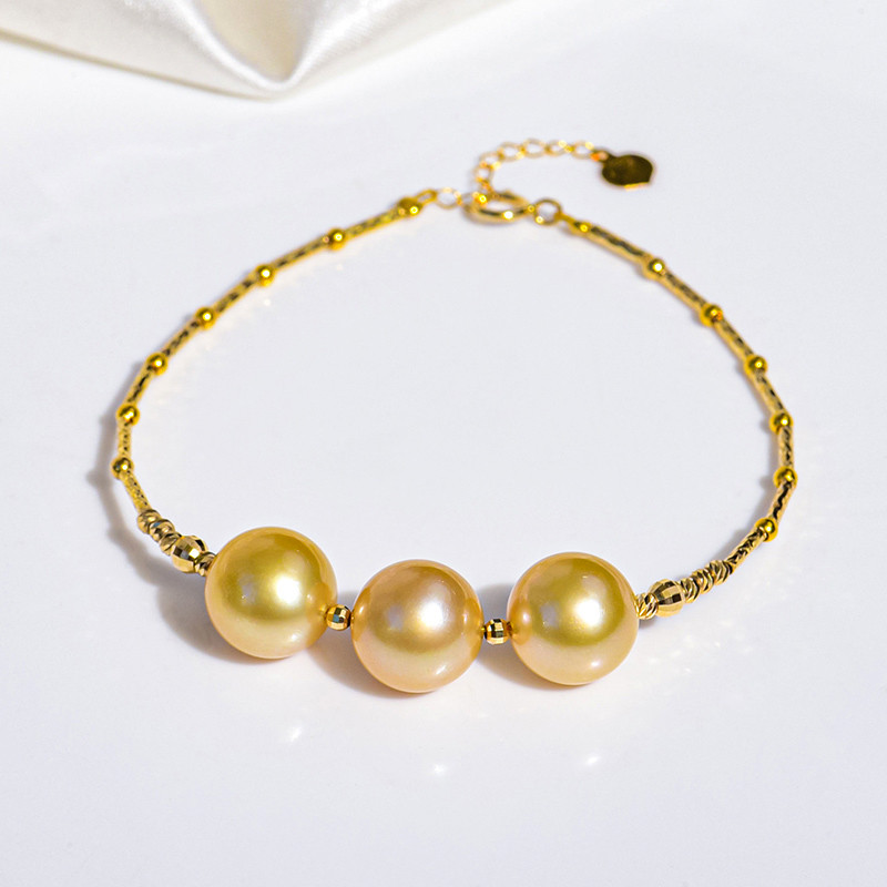 18Kゴールド製、10～11mm天然南洋真珠のルミナブレスレット。3粒のパールがシンプルでスタイリッシュ。彼女へのプレゼントにも