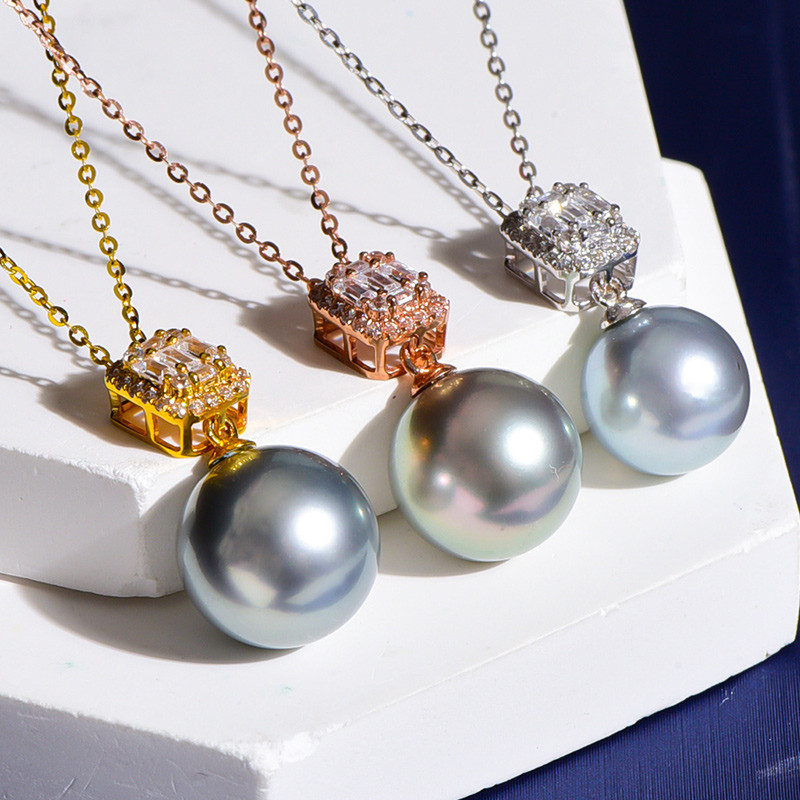 ルミナ11～14mm天然タヒチ黒蝶真珠ペンダントを18Kゴールドネックレスにセット。シュガーキューブシリーズのネックレスは、丸く