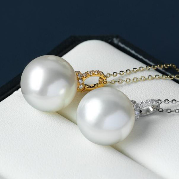 ルミナ12～15mm天然南洋白蝶真珠ペンダント（18Kゴールドネックレス）。シンプルで多用途、エレガントで洗練されたデザイン。