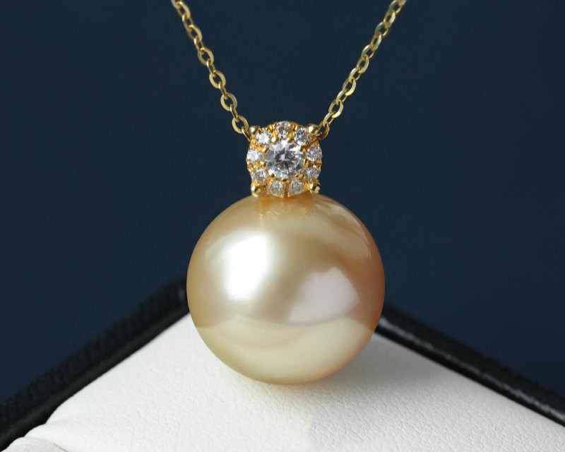 ルミナ14～15mm天然南洋白蝶真珠ペンダントトップを18Kゴールドネックレスにセット。プリンセスデザイン：ドライローズライトゴ