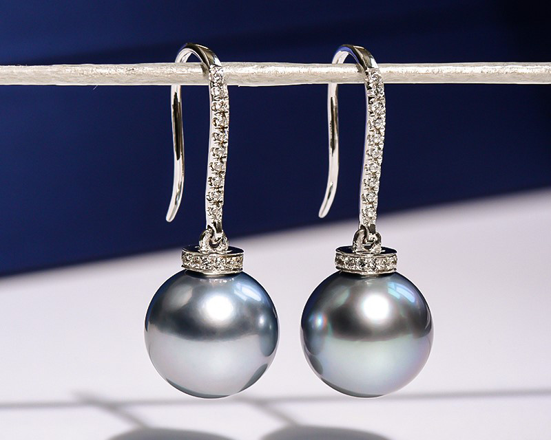 ルミナ 9～11mm 天然タヒチ黒蝶真珠イヤリング。18Kゴールドフック付き。プラチナグレートーンの高光沢パール。シンプルながら