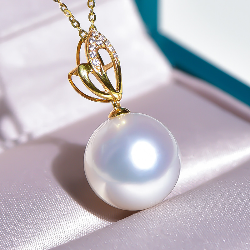 18Kゴールド製、10～15mm天然南洋ホワイトパールペンダント「ルミナ」。クラシックなラウンドシェイプ、力強い輝き、エレガント