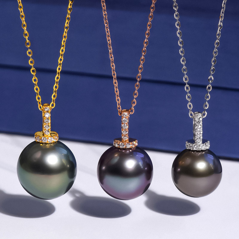 12～14mm天然タヒチ産黒蝶真珠ペンダント（ルミナ）。18金ゴールド製。ボトルシェイプのユニバーサルクラスプデザイン。プラチナ
