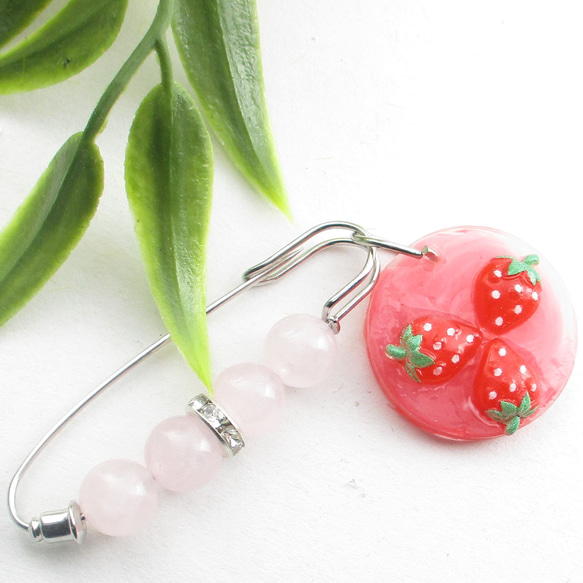 どんな時もいちごは美味しいものだから、ローズクォーツをたっぷりかけて召し上がれ♪<カブトピンブローチ>SB1183 1枚目の画像