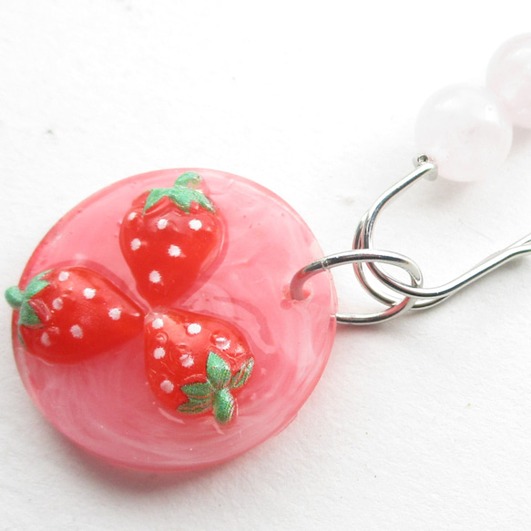 どんな時もいちごは美味しいものだから、ローズクォーツをたっぷりかけて召し上がれ♪<カブトピンブローチ>SB1183 4枚目の画像