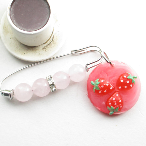 どんな時もいちごは美味しいものだから、ローズクォーツをたっぷりかけて召し上がれ♪<カブトピンブローチ>SB1183 2枚目の画像