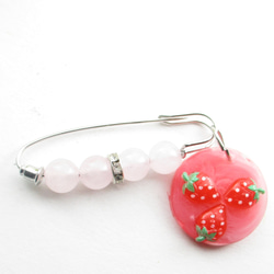 どんな時もいちごは美味しいものだから、ローズクォーツをたっぷりかけて召し上がれ♪<カブトピンブローチ>SB1183 3枚目の画像