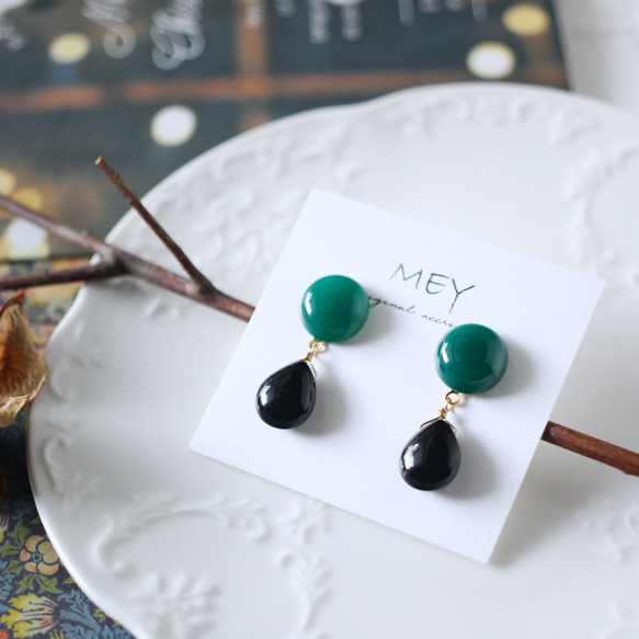 ＊グリーンオニキスとブラックオニキスのクールな印象のスタッドピアス＊サージカルステンレス＊イヤリングに変更可 1枚目の画像