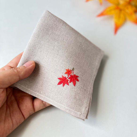 手刺繍入り　リネンクロス/リネンハンカチ【赤い実のリース】 いろはに紅葉｜ソフトリネンの手刺繍ハンカチ（選べる布色・サイズ・名