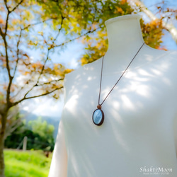 もっと自由に、もっとあなたらしく。感性を解き放つブルーオパールとチクナルドラクシャのお守りペンダント2 天然石マクラメ 8枚目の画像