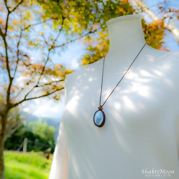 もっと自由に、もっとあなたらしく。感性を解き放つブルーオパールとチクナルドラクシャのお守りペンダント2 天然石マクラメ 8枚目の画像