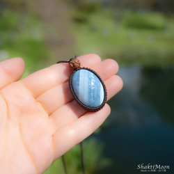 もっと自由に、もっとあなたらしく。感性を解き放つブルーオパールとチクナルドラクシャのお守りペンダント2 天然石マクラメ 4枚目の画像