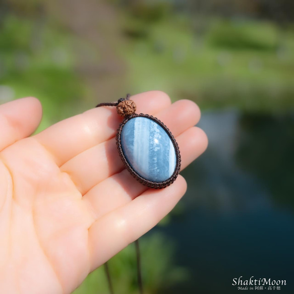 もっと自由に、もっとあなたらしく。感性を解き放つブルーオパールとチクナルドラクシャのお守りペンダント2 天然石マクラメ 4枚目の画像