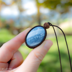 もっと自由に、もっとあなたらしく。感性を解き放つブルーオパールとチクナルドラクシャのお守りペンダント2 天然石マクラメ 1枚目の画像