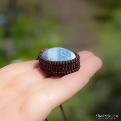 もっと自由に、もっとあなたらしく。感性を解き放つブルーオパールとチクナルドラクシャのお守りペンダント2 天然石マクラメ 7枚目の画像