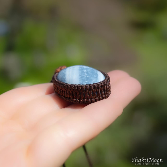 もっと自由に、もっとあなたらしく。感性を解き放つブルーオパールとチクナルドラクシャのお守りペンダント2 天然石マクラメ 7枚目の画像