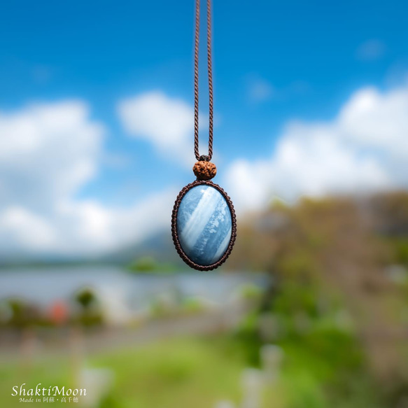 もっと自由に、もっとあなたらしく。感性を解き放つブルーオパールとチクナルドラクシャのお守りペンダント2 天然石マクラメ 3枚目の画像