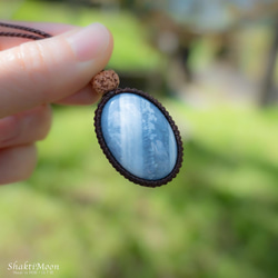 もっと自由に、もっとあなたらしく。感性を解き放つブルーオパールとチクナルドラクシャのお守りペンダント2 天然石マクラメ 6枚目の画像