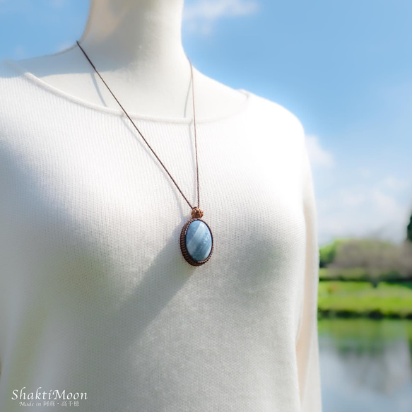 もっと自由に、もっとあなたらしく。感性を解き放つブルーオパールとチクナルドラクシャのお守りペンダント2 天然石マクラメ 9枚目の画像