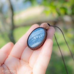 もっと自由に、もっとあなたらしく。感性を解き放つブルーオパールとチクナルドラクシャのお守りペンダント2 天然石マクラメ 5枚目の画像