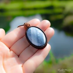 もっと自由に、もっとあなたらしく。感性を解き放つブルーオパールとチクナルドラクシャのお守りペンダント2 天然石マクラメ 2枚目の画像