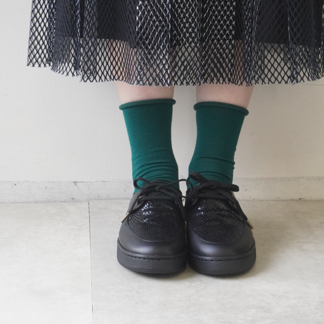 ブラックソールのレースアップモカスニーカー