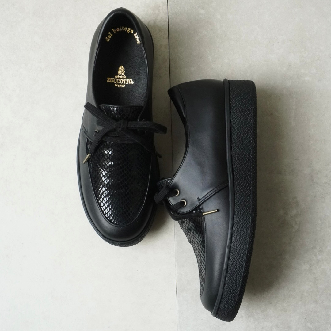 ブラックソールのレースアップモカスニーカー