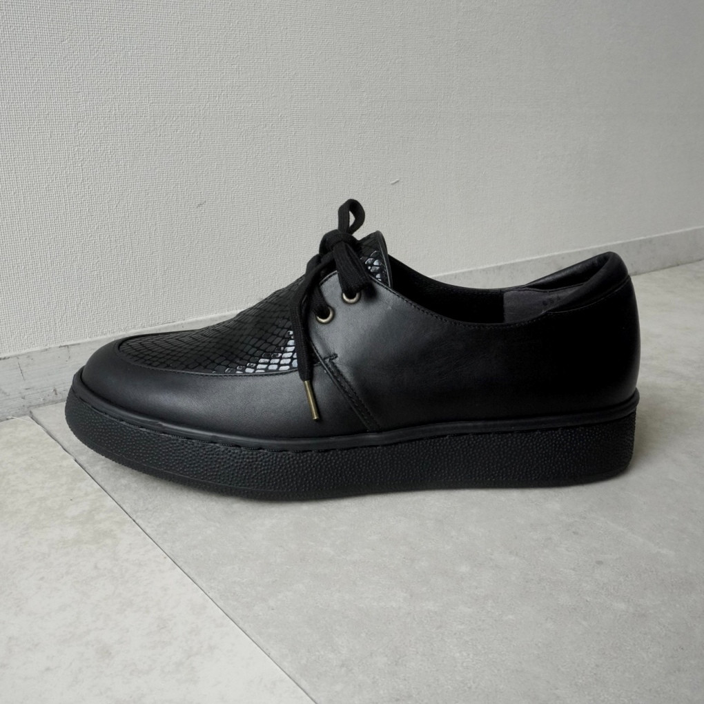 ブラックソールのレースアップモカスニーカー